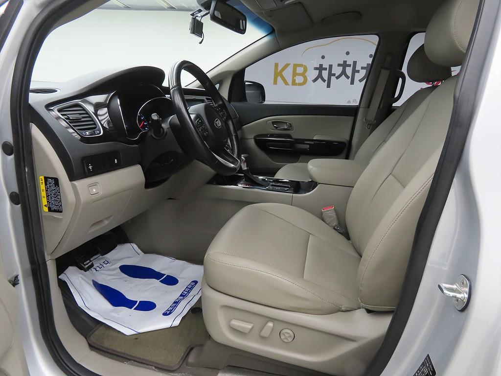 KIA Carnival - Vista 5