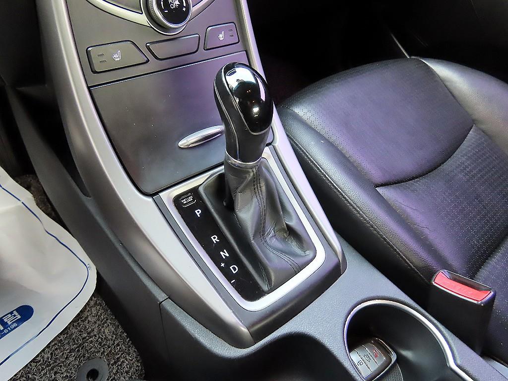 HYUNDAI Avante - Vista 10