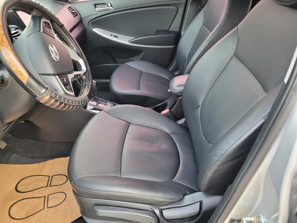 HYUNDAI Accent - Vista 9