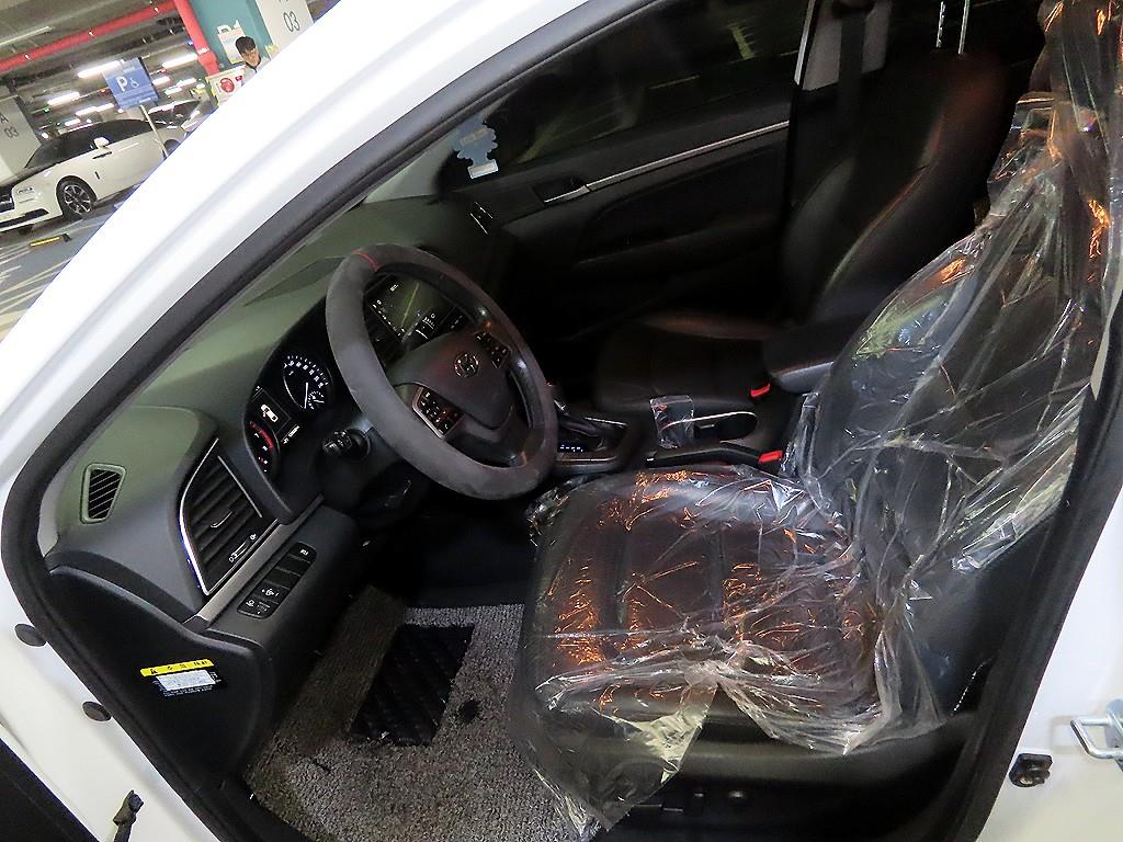 HYUNDAI Avante - Vista 6