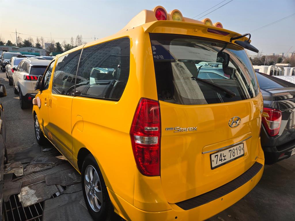HYUNDAI Starex - Vista 4