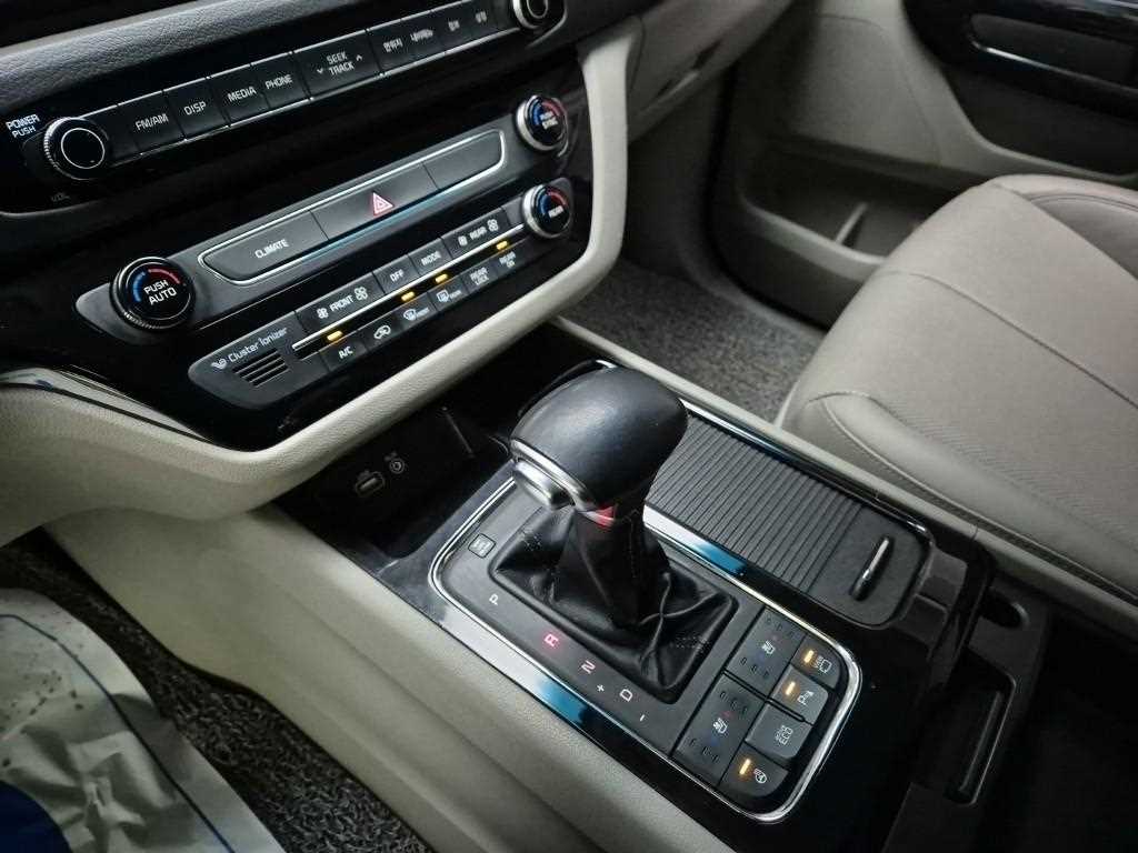 KIA Carnival - Vista 8