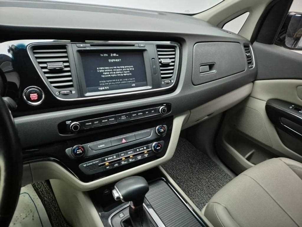 KIA Carnival - Vista 10