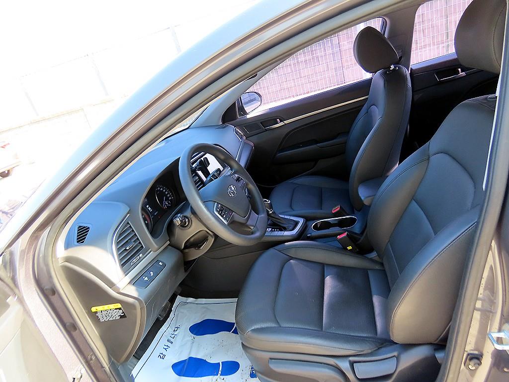 HYUNDAI Avante - Vista 5