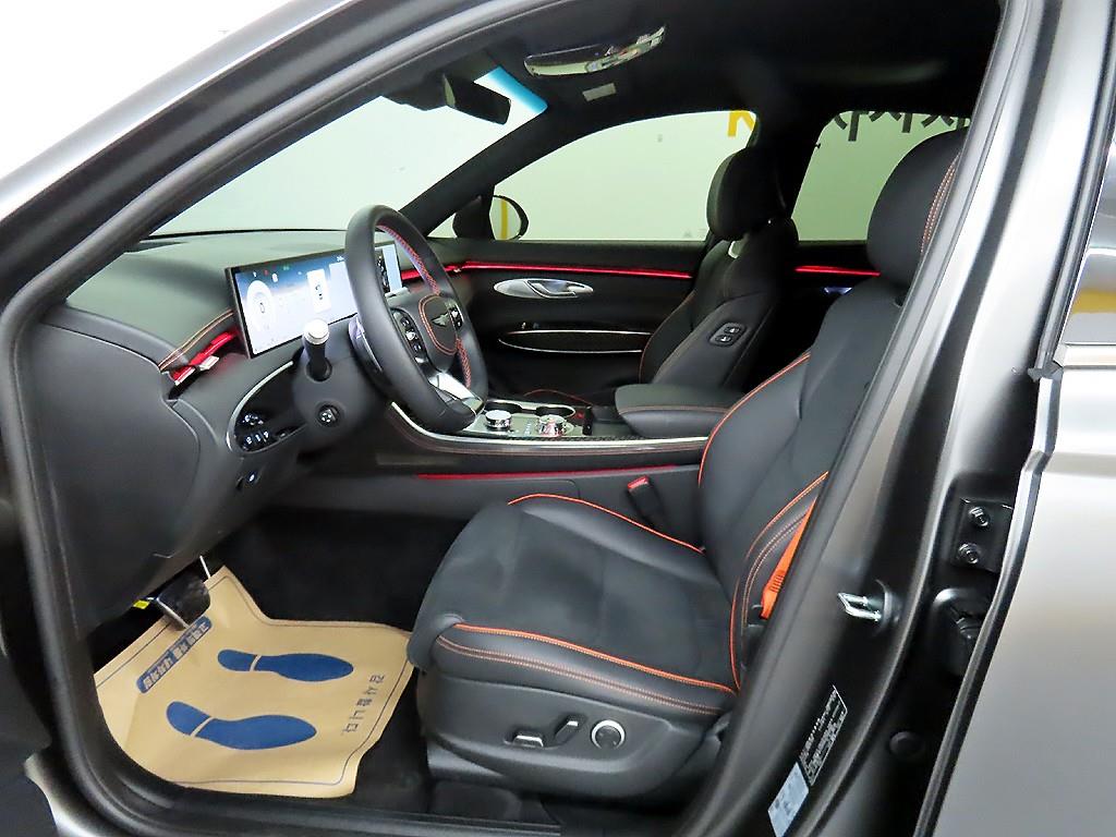 Genesis GV70 - Vista 5