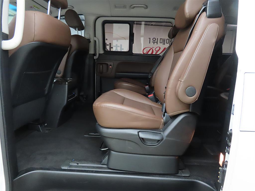 HYUNDAI Starex - Vista 6