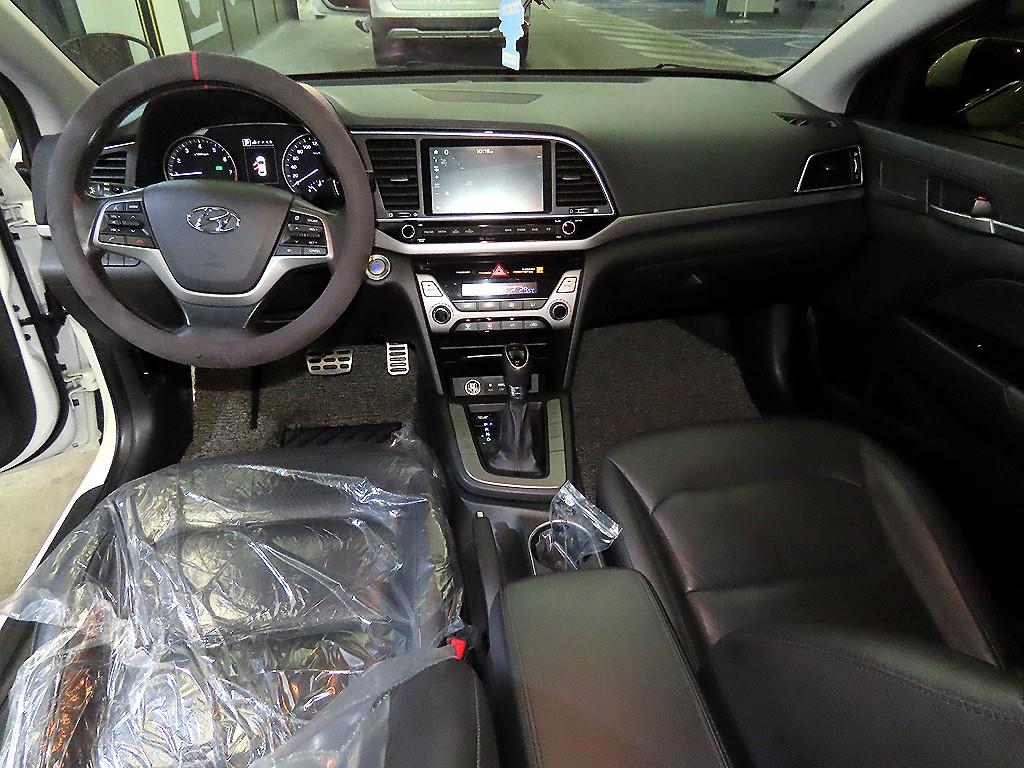 HYUNDAI Avante - Vista 10