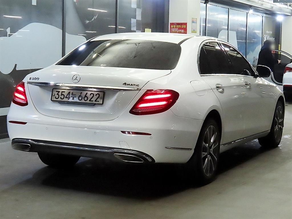 Mercedes Benz E class - Vista 4