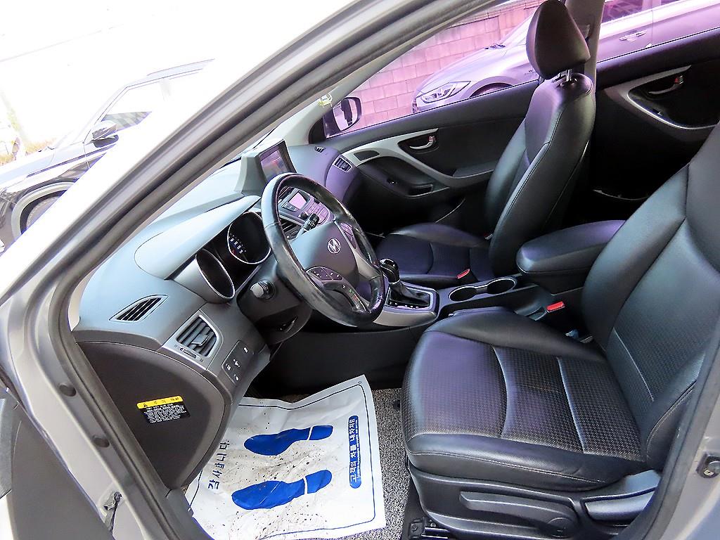 HYUNDAI Avante - Vista 5