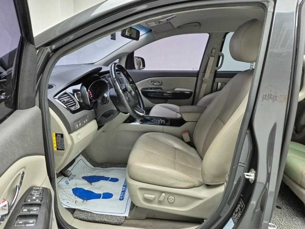 KIA Carnival - Vista 11