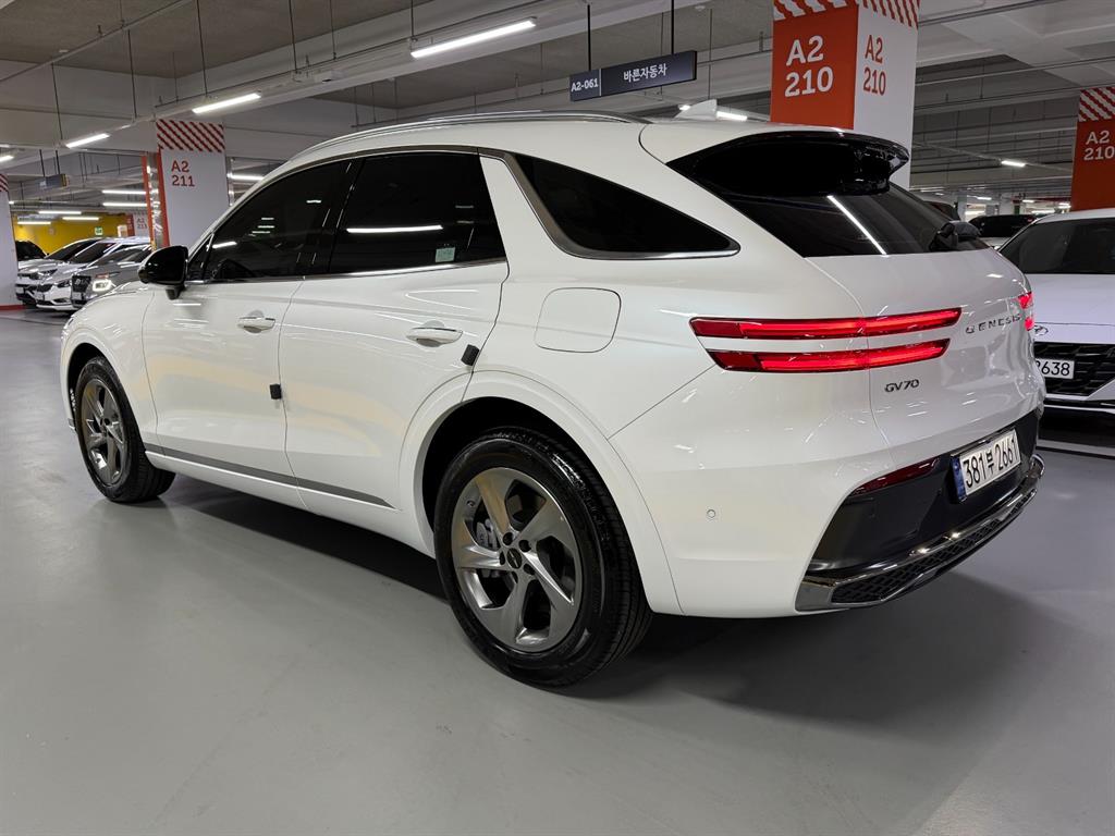 Genesis GV70 - Vista 5