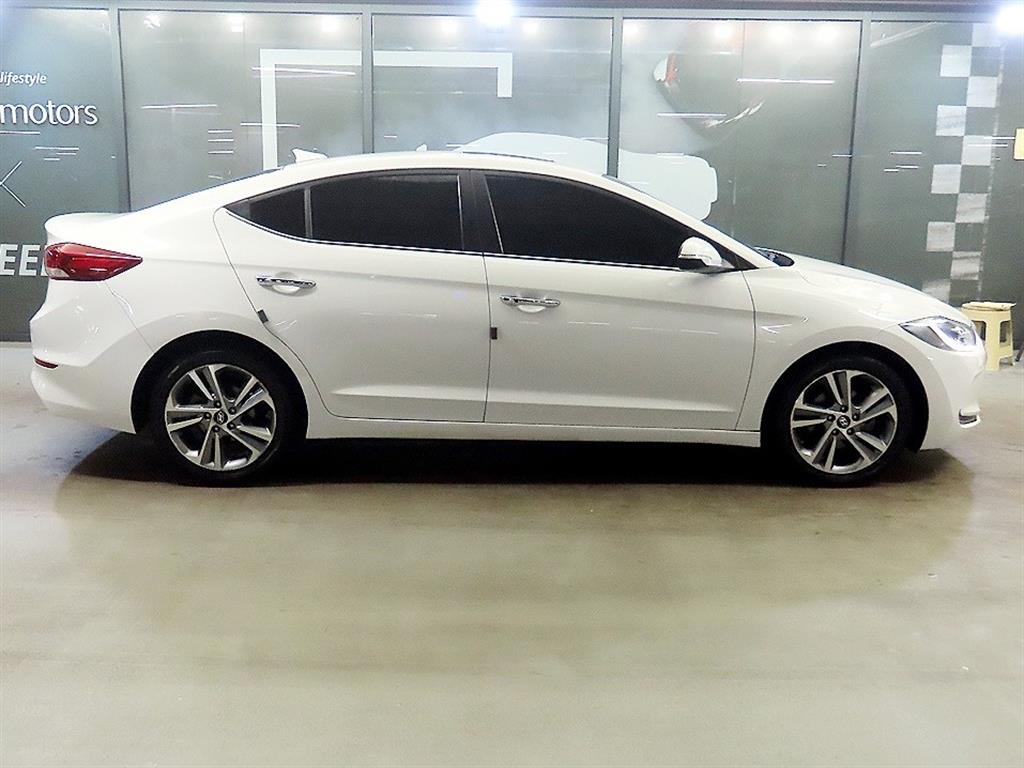 HYUNDAI Avante - Vista 3