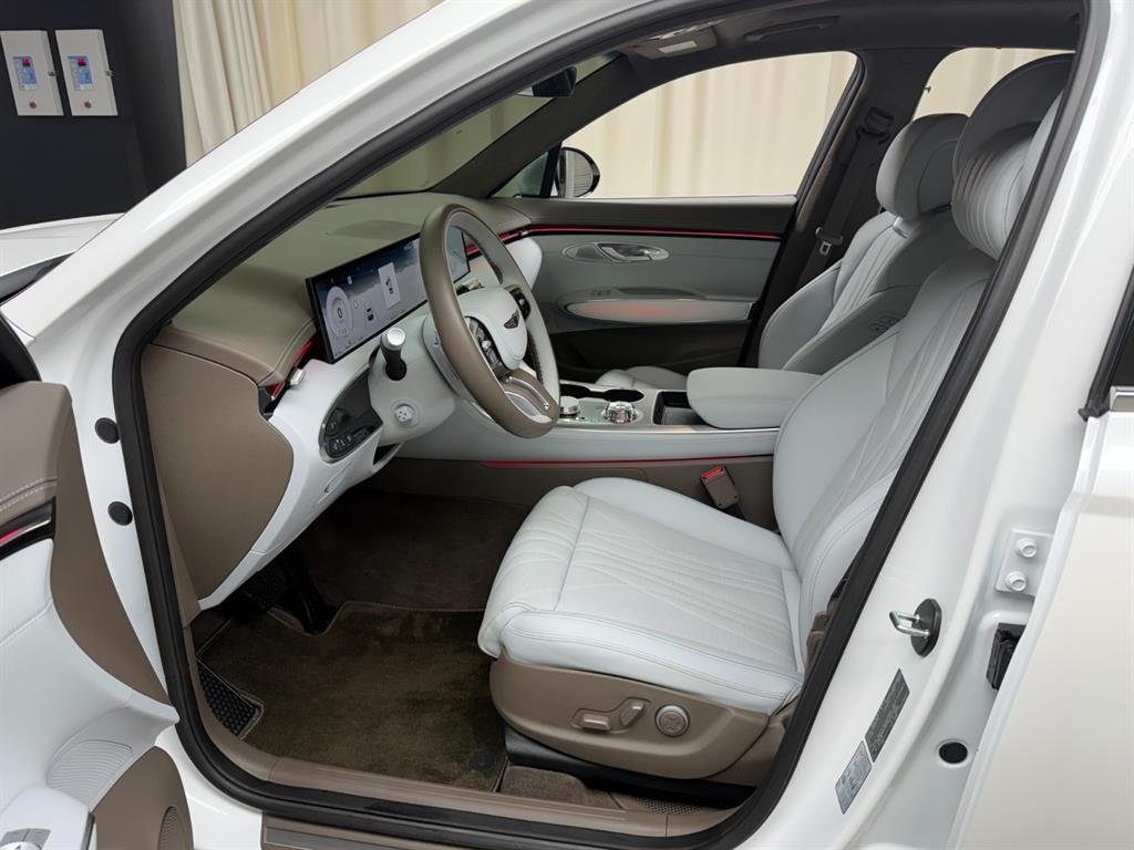 Genesis GV70 - Vista 8