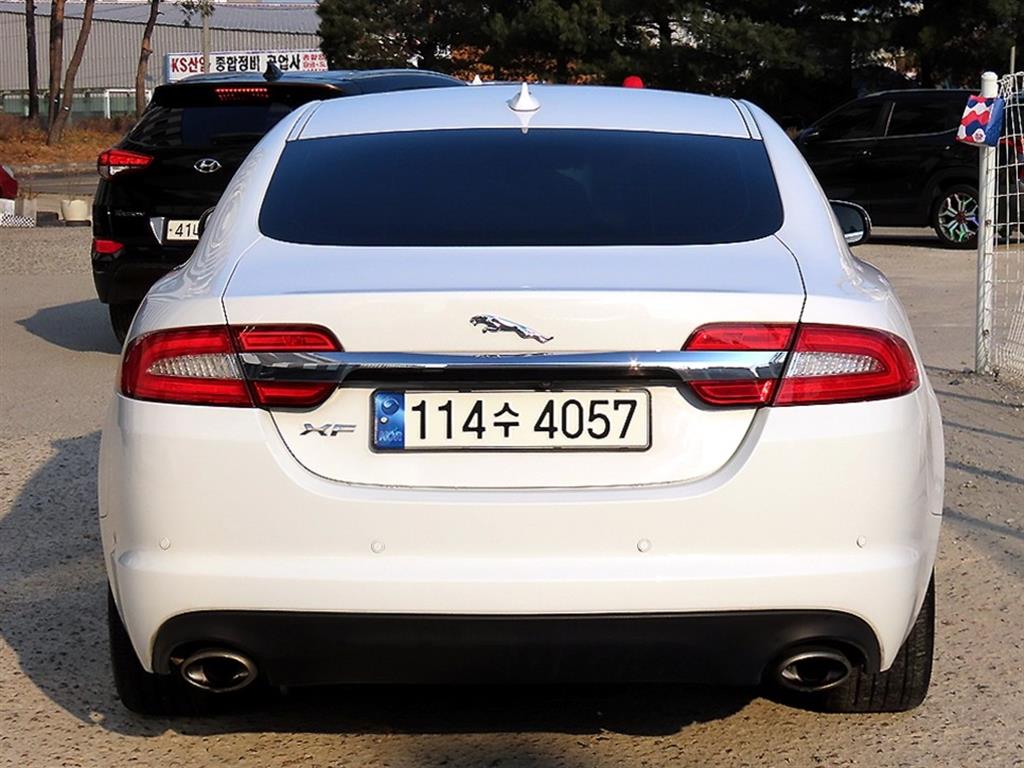 Jaguar XF - Vista 4