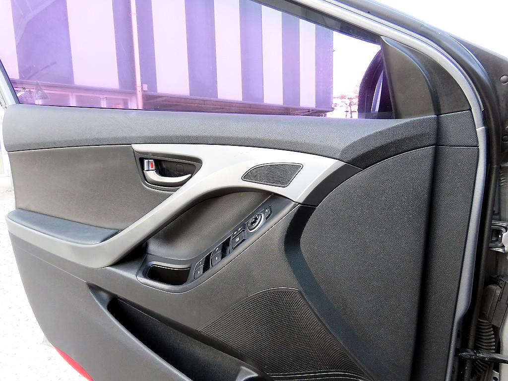 HYUNDAI Avante - Vista 11