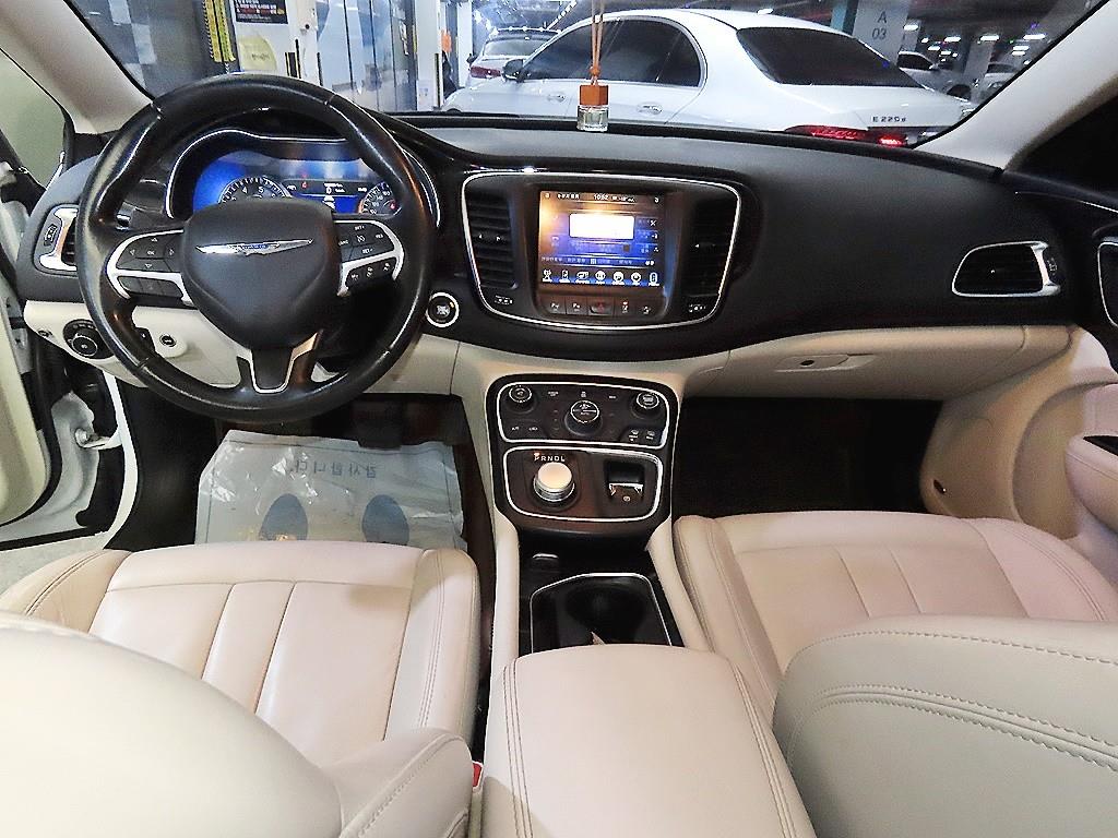 Chrysler 200 - Vista 10