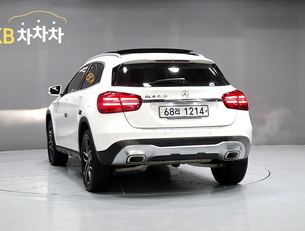 Mercedes Benz GLA Class - Vista 4