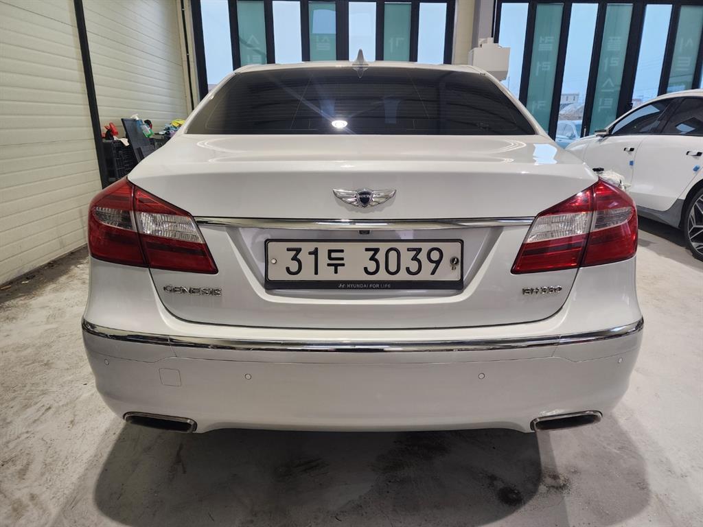 HYUNDAI Genesis - Vista 6