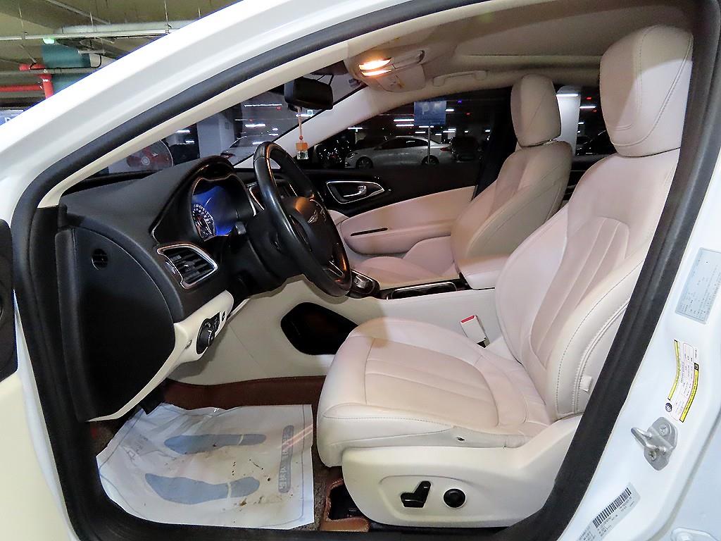 Chrysler 200 - Vista 6