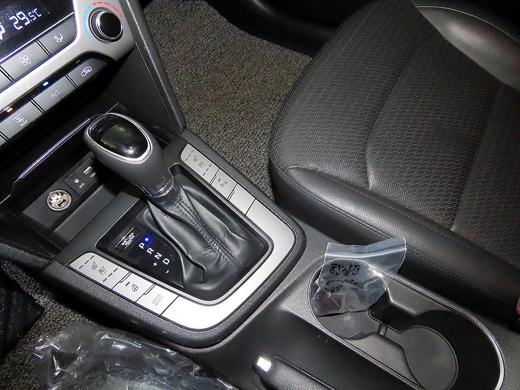 HYUNDAI Avante - Vista 12