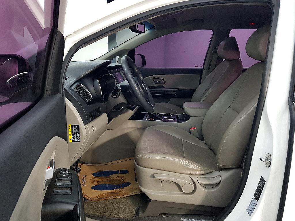KIA Carnival - Vista 8