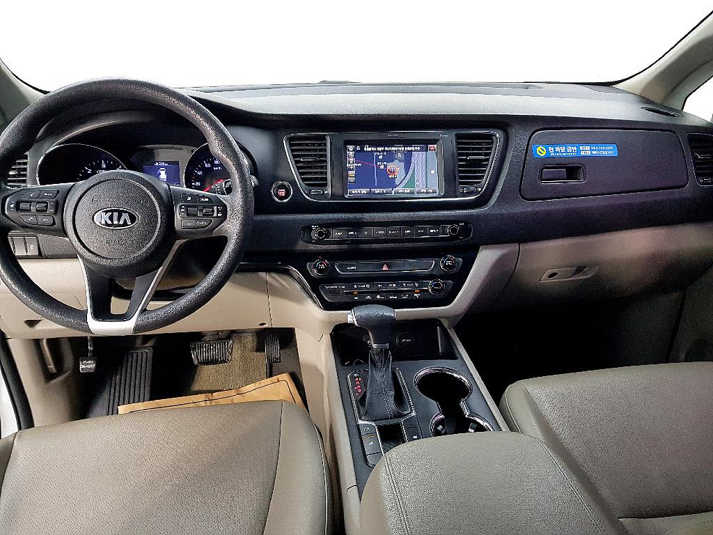 KIA Carnival - Vista 5