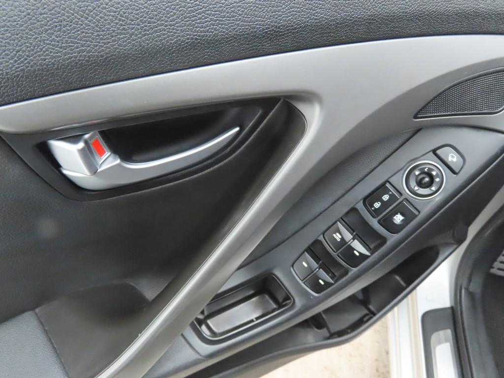 HYUNDAI Avante - Vista 9