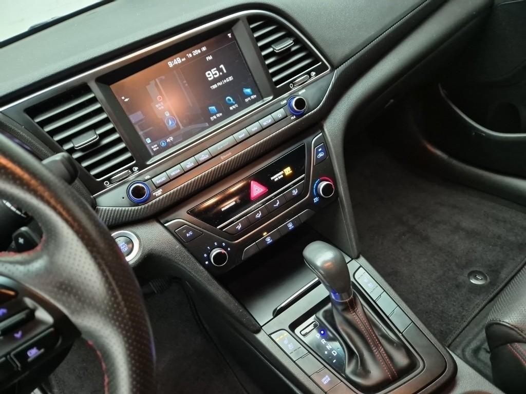 HYUNDAI Avante - Vista 10