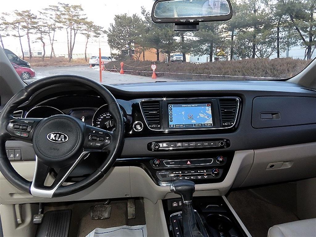 KIA Carnival - Vista 8