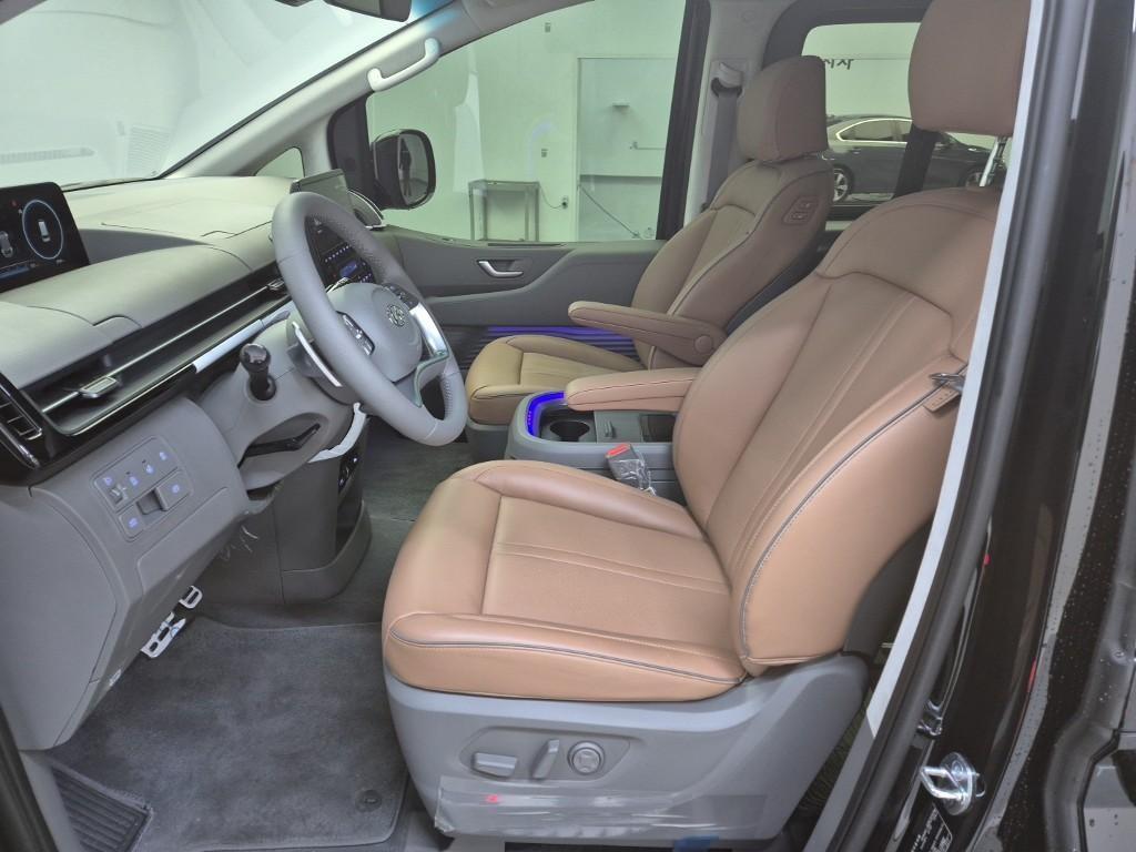 HYUNDAI Staria - Vista 11