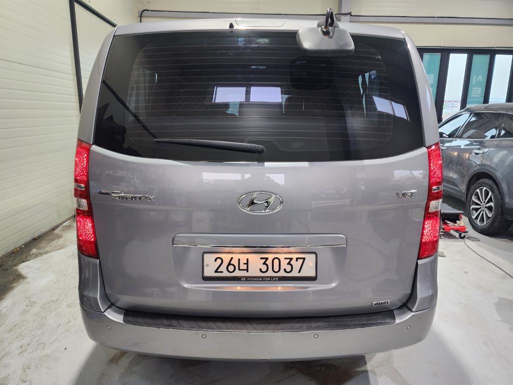 HYUNDAI Starex - Vista 5