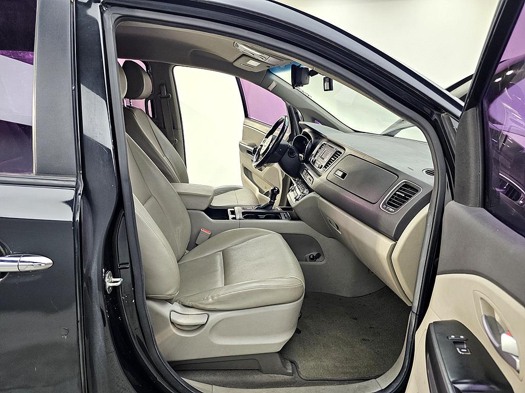 KIA Carnival - Vista 11