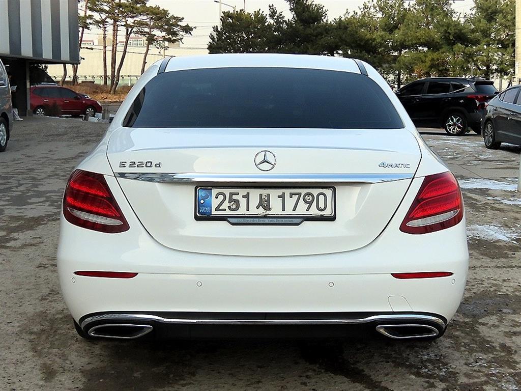 Mercedes Benz E class - Vista 4