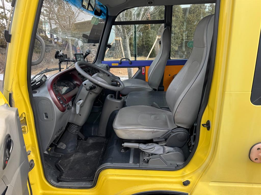 medium and large bus Hyundai bus - Vista 12