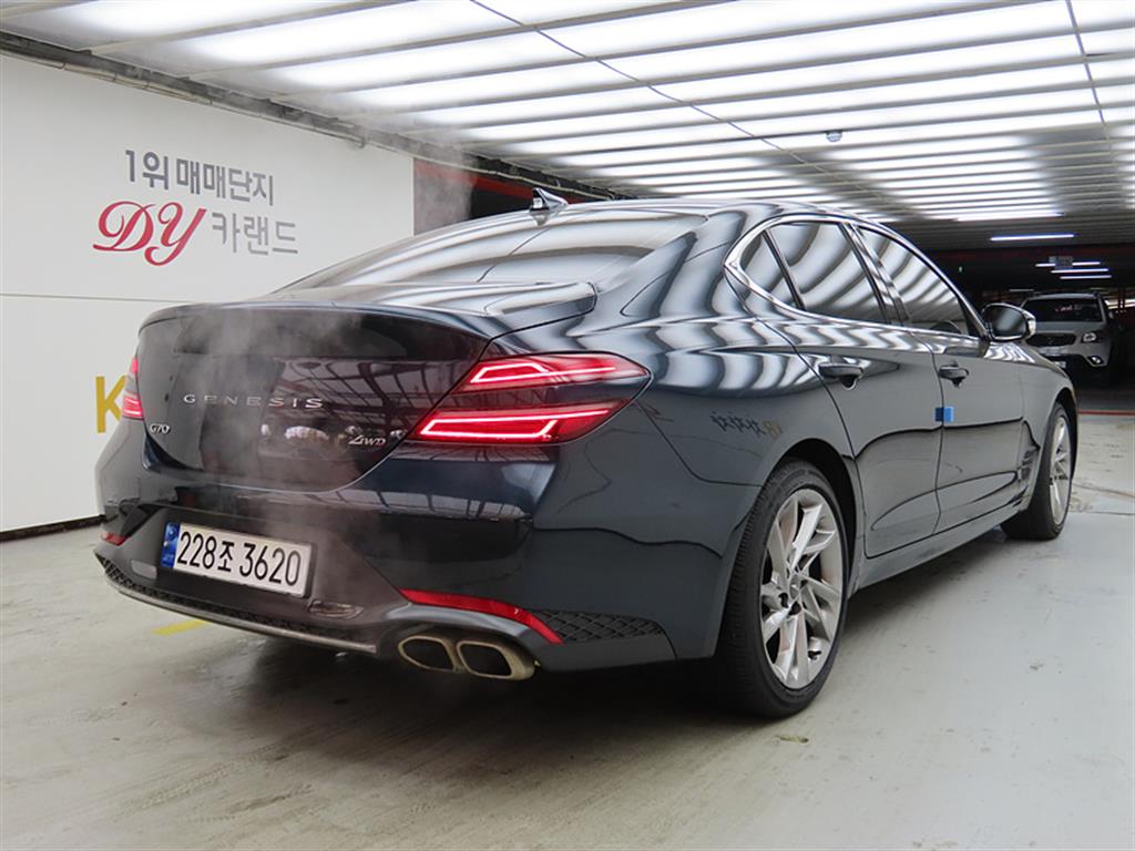 Genesis G70 - Vista 4