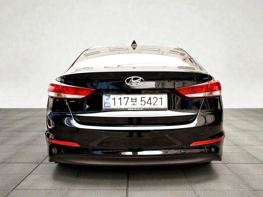 HYUNDAI Avante - Vista 3