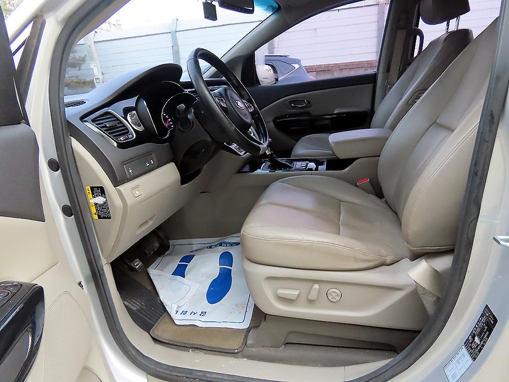 KIA Carnival - Vista 5