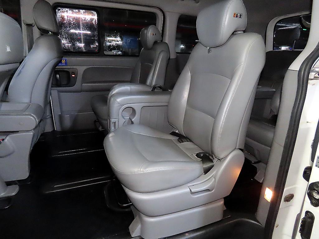 HYUNDAI Starex - Vista 7