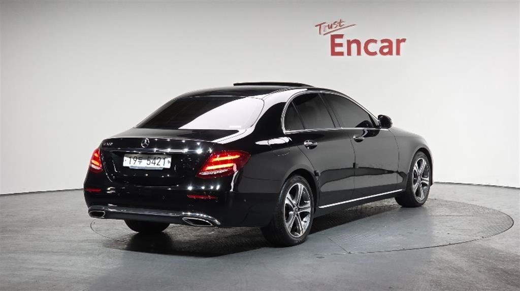 Mercedes Benz E class - Vista 2