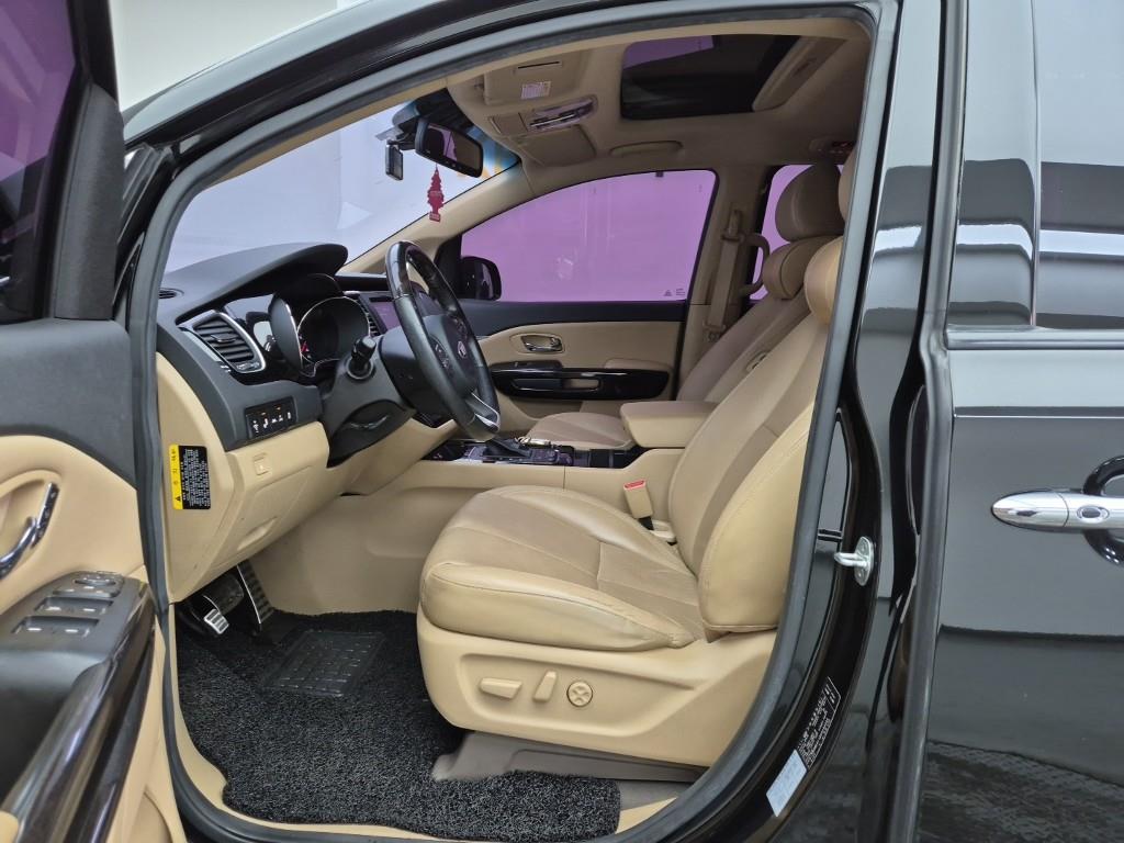 KIA Carnival - Vista 11