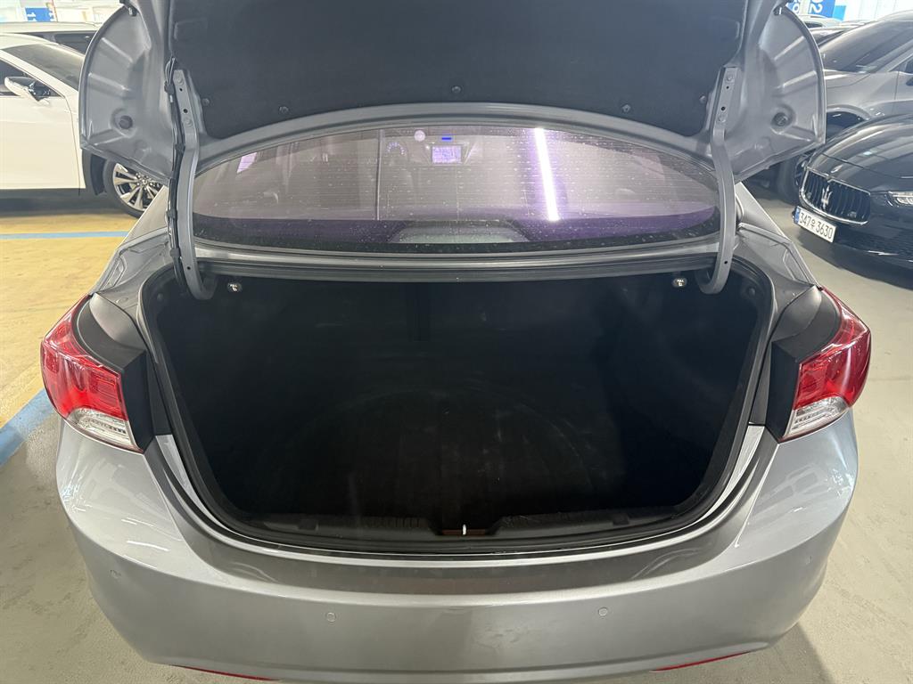 HYUNDAI Avante - Vista 10