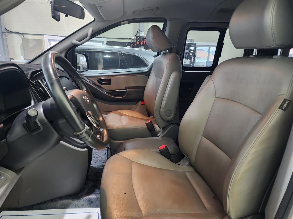 HYUNDAI Starex - Vista 6