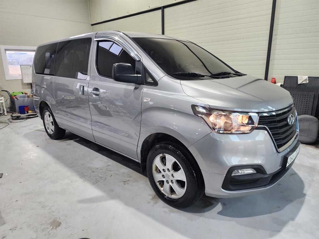 HYUNDAI Starex - Vista 10