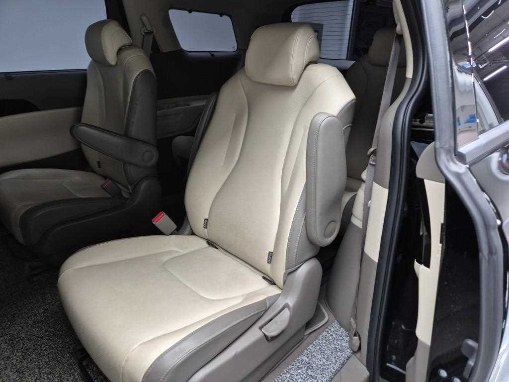 KIA Carnival - Vista 12