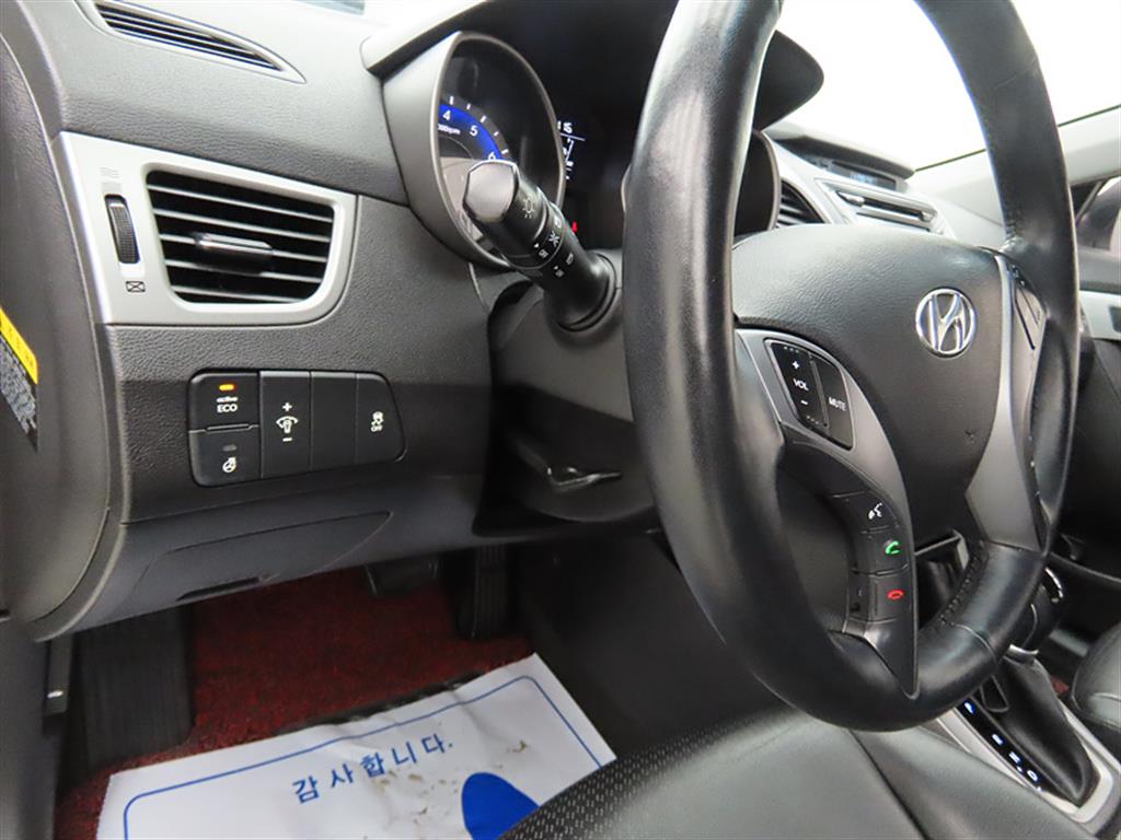 HYUNDAI Avante - Vista 12