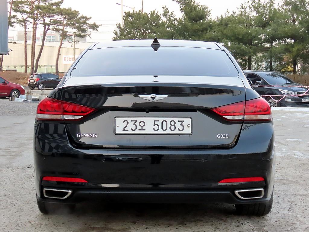 HYUNDAI Genesis - Vista 4