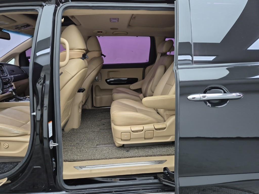 KIA Carnival - Vista 12