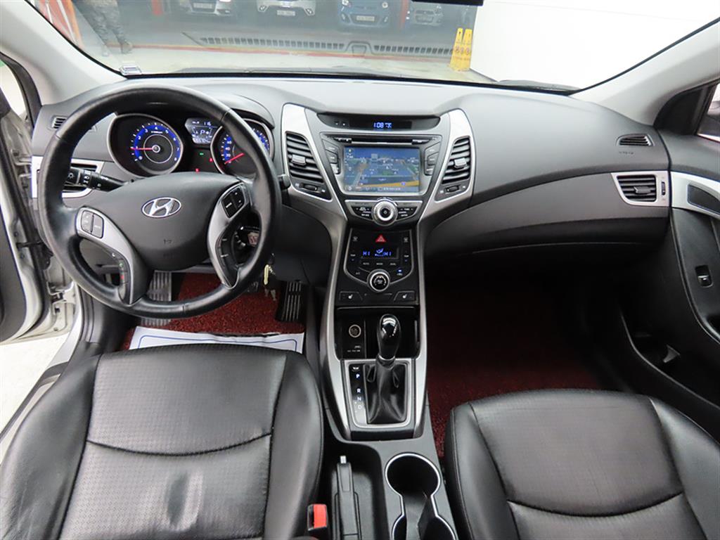 HYUNDAI Avante - Vista 7