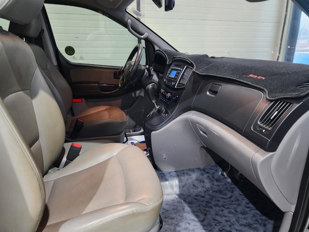 HYUNDAI Starex - Vista 8