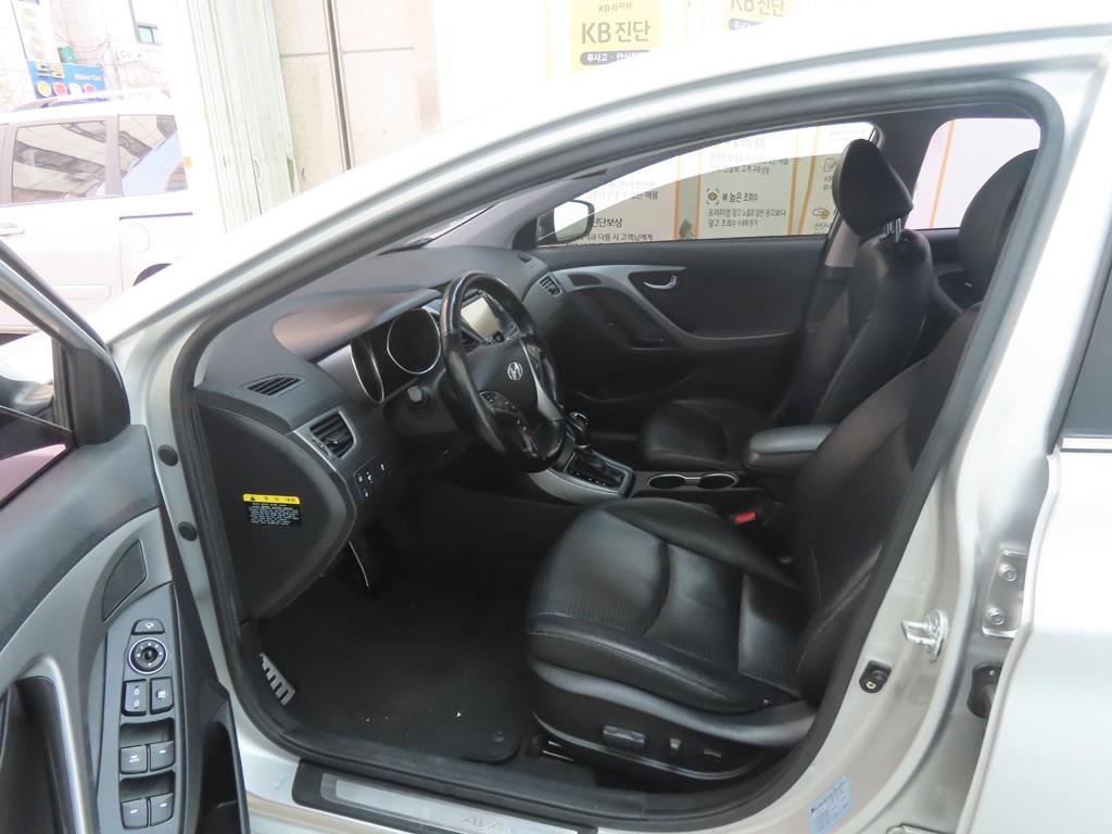 HYUNDAI Avante - Vista 5